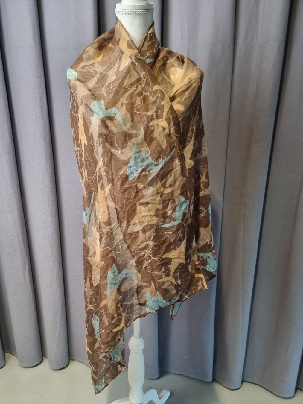 Foulard & Sciarpe: Haifisch Schal – Usato da Urtenen-Schönbühl venduto da Restwert_Schoenbuehl 2
