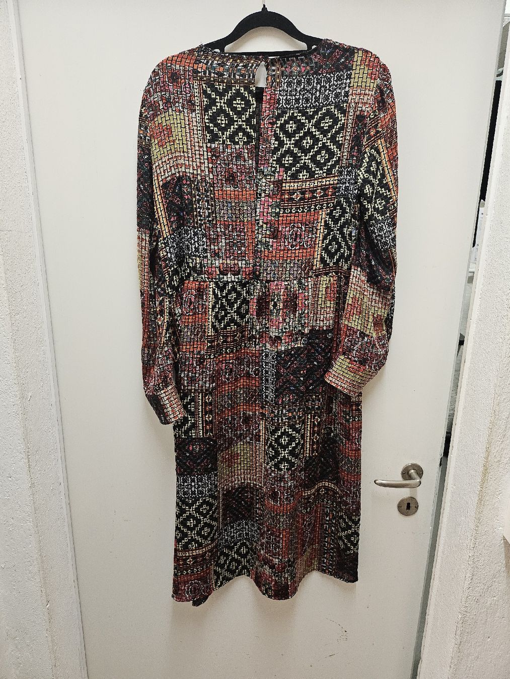 Zara Vestiti: Zara Midi Kleid gemusterte lange Ärmel – Usato da Zürich venduto da eri_8w5v 3
