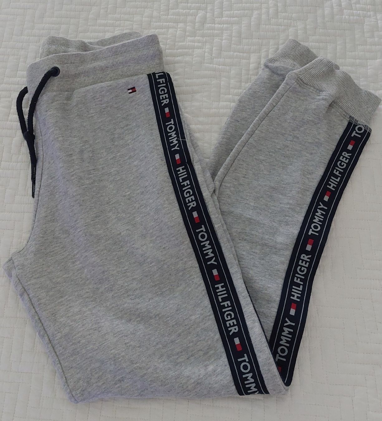 Tommy Hilfiger Lotti di vestiti: Tommy Hilfiger Sweatjacke mit Trainerhose – Usato da Zürich venduto da Martinlaehner 2