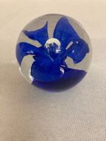 Glas Dekokugel im Murano Stil mit blauer Blume