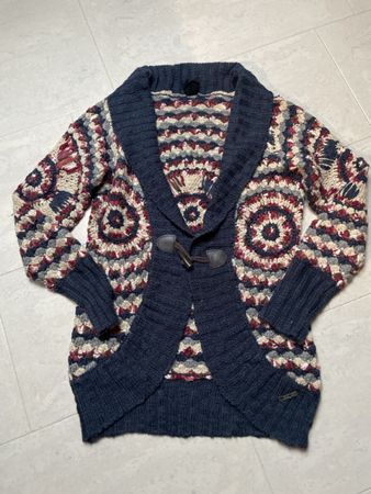 Warme Strickjacke mit Zopfmuster-Details für den Winter!