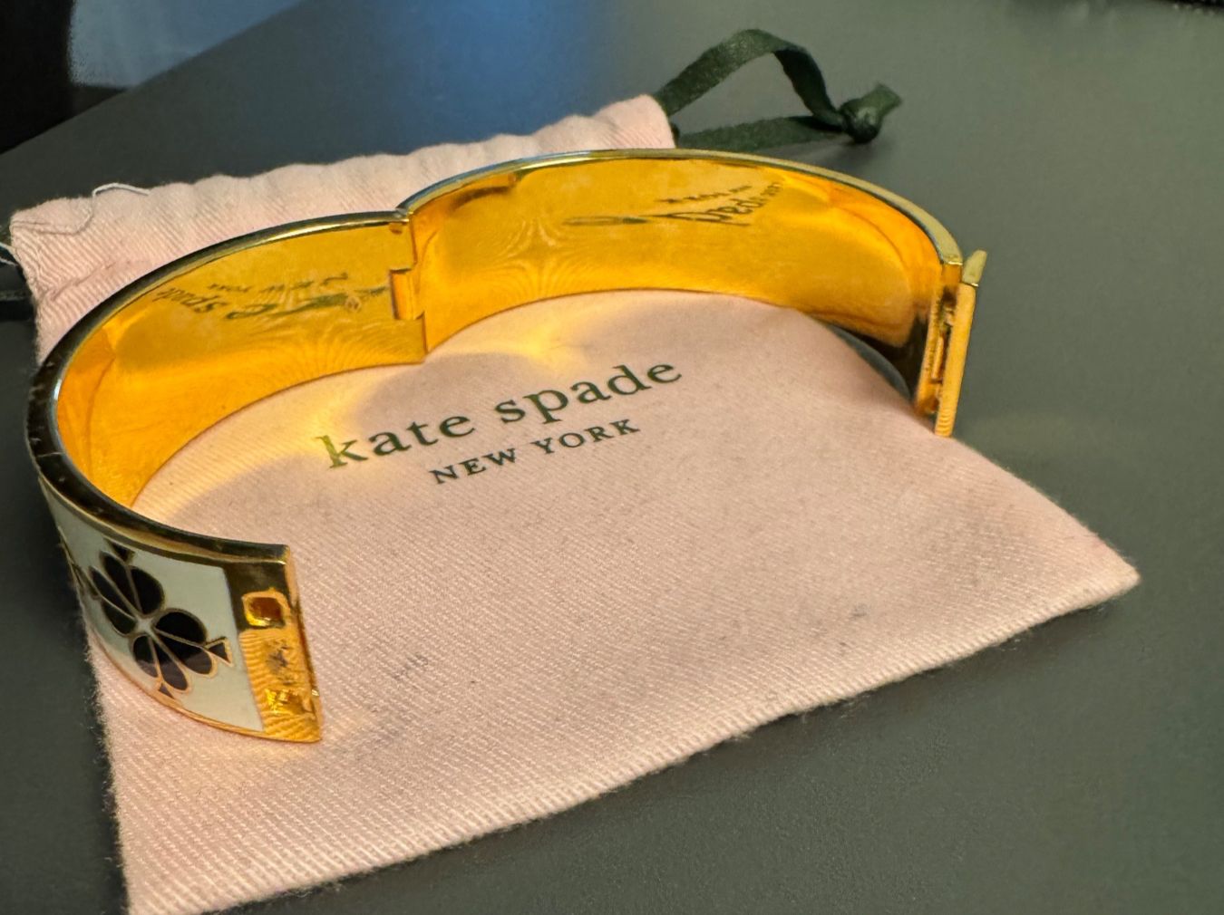 Kate Spade Bracciali & Braccialetti: Kate Spade New York Enamel Hinge Bangle Bracelet – Nuovo (secondo la descrizione) da Uitikon Waldegg venduto da gha_v6gz 2