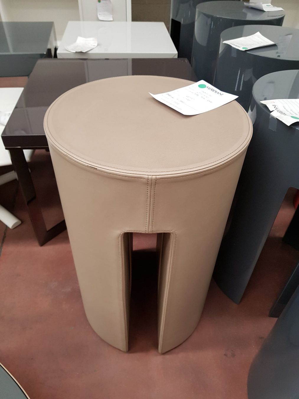 Tavoli: Meridiani "Gong" leather side table – Nuovo (secondo la descrizione) da Adliswil venduto da fashionholic 1