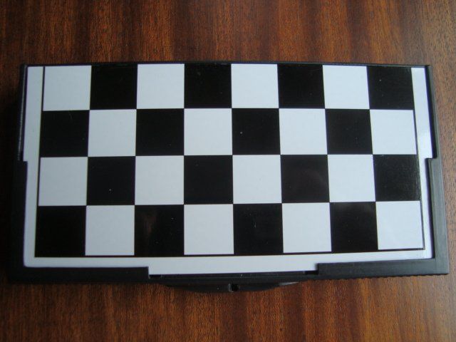 Giochi: Jeu d'échecs de voyage magnétique – Nuovo (secondo la descrizione) da Fribourg venduto da ruswil007 1