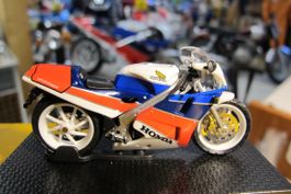 Honda VFR750R RC30 Modell 1:24 inkl. Versand nur Schweiz