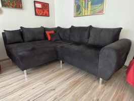 Ecksofa Dunkelgrau mit vielen Kissen