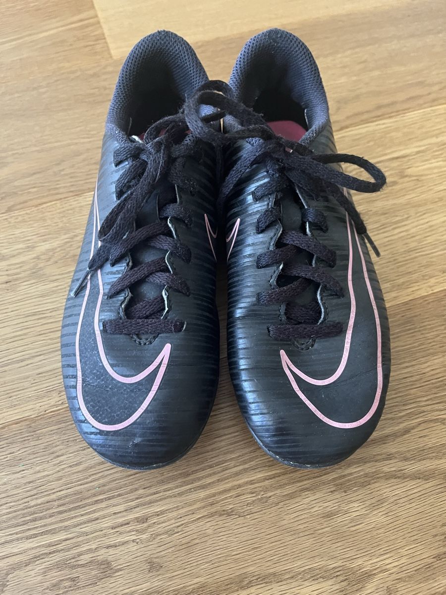 Nike Schuhe für Jungen: Fussballschuhe - 3 Paar  – Gebraucht aus Egg b. Zürich von Camila80 2