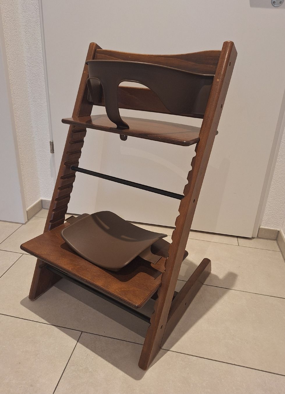 Stokke Chaises hautes: Triptrap Stokke mit Baby Set /  Braun  – D'occasion à Döttingen par DuHaiduc