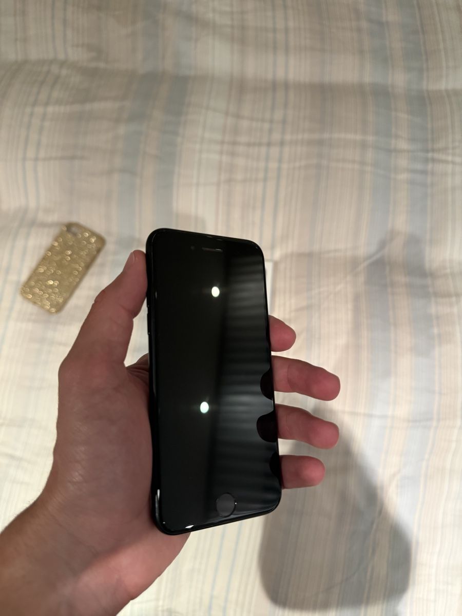 Apple Telefoni cellulari / Smartphones: iPhone SE 3rd Gen 64GB Black with box and case – Usato da Galgenen venduto da Nicki40 2