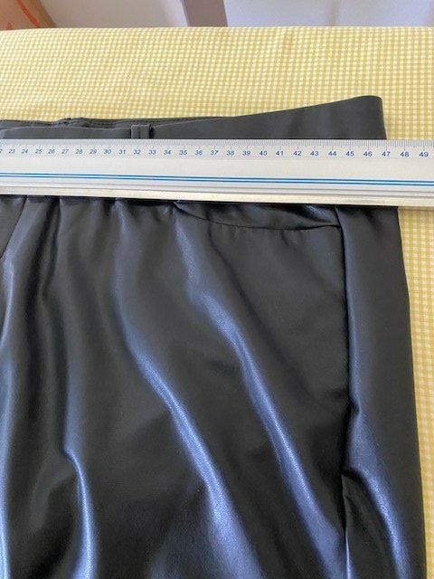 Pantaloni: Kunstlederhose schwarz gr. 44 Hosenlänge Schritt 64 cm – Usato da Zürich venduto da Berta016 1