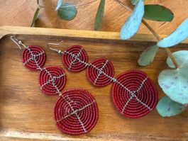 Handgemachte rote Perlenohrringe – aus Kamerun (Modeschmuck)