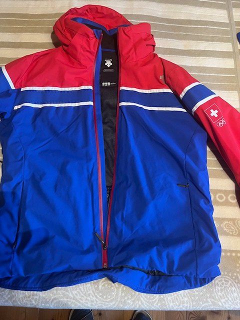 Costumes: Ensemble de ski "DESCENTE" avec logo Swiss Olympic – D'occasion à Val-d'Illiez par del_6lmm 3
