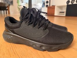 Under Armour Herren Sneaker Schwarz Neuwertig Grösse 42.5 