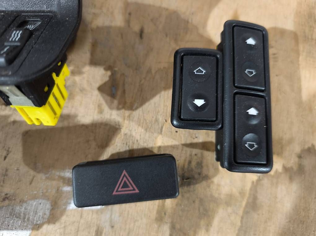 Tutti pezzi di ricambio auto: BMW E36 Sitzheizung Fensterheber Schaltern. – Usato da Zihlschlacht venduto da rad_vvm9 1