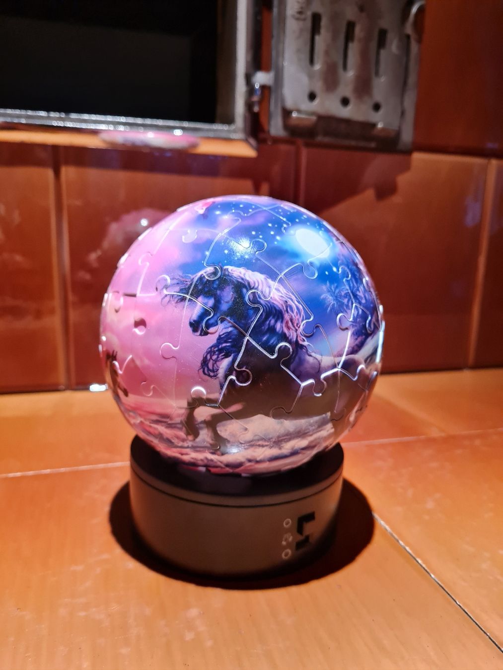 Ravensburger Puzzles: 3D Puzzle Kugel beleuchtet mit Einhorn Bild – Gebraucht aus Würenlos von Dodo7