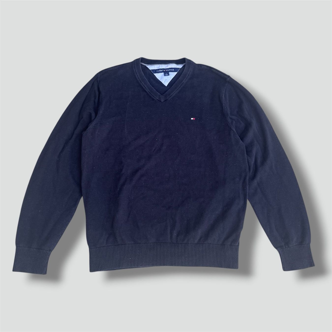 Tommy Hilfiger Maglioni & Felpe: Tommy Hilfiger v-neck classic sweatshirt pullover pull – Usato da St. Gallen venduto da sourced_limited