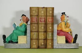 Paar Clowns Buchstützen
