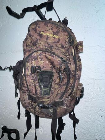 Dakine Skitouren Rucksack Camouflage Muster