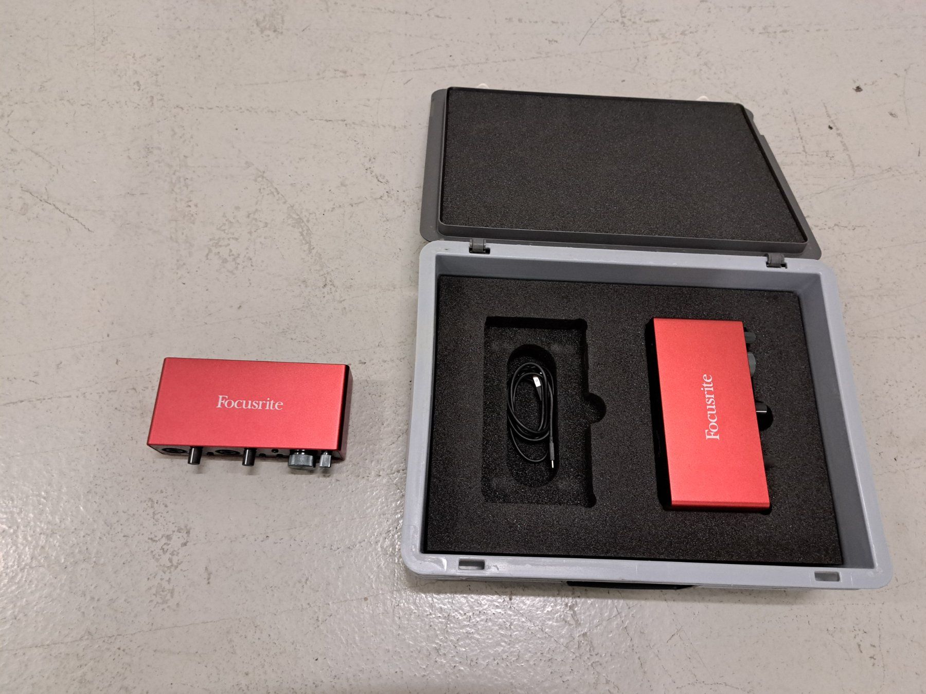 Focusrite Attrezzatura per studi di registrazione: Audio Interface Focusrite Scarlett 2er Set, im Rako-Behälter – Usato da Embrach venduto da lichttechnik 7