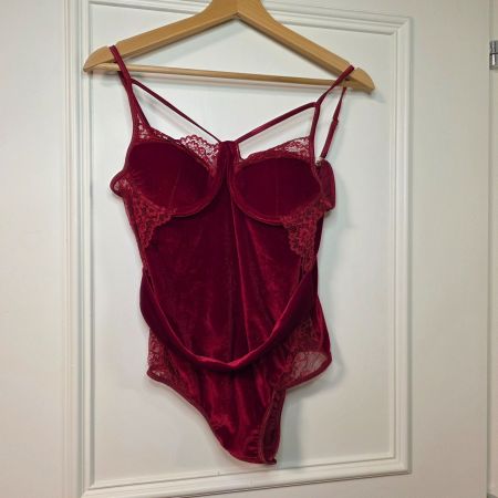Bordeaux Samt-Body mit Spitze – Vintage & Sexy
