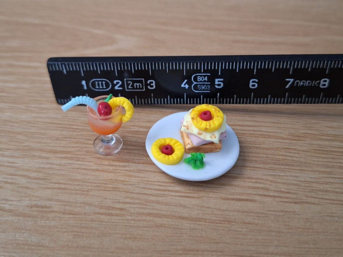Case e mobili per bambole: Toast Hawaii mit Drink, Handgemacht – Nuovo (secondo la descrizione) da Zürich venduto da HandmadeTinyFood 1