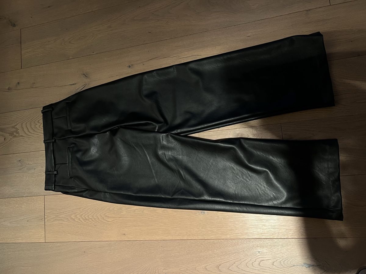 H&M Pantaloni: Schwarze Kunstlederhose H&M – Nuovo (secondo la descrizione) da Olten venduto da isabelschmid 1