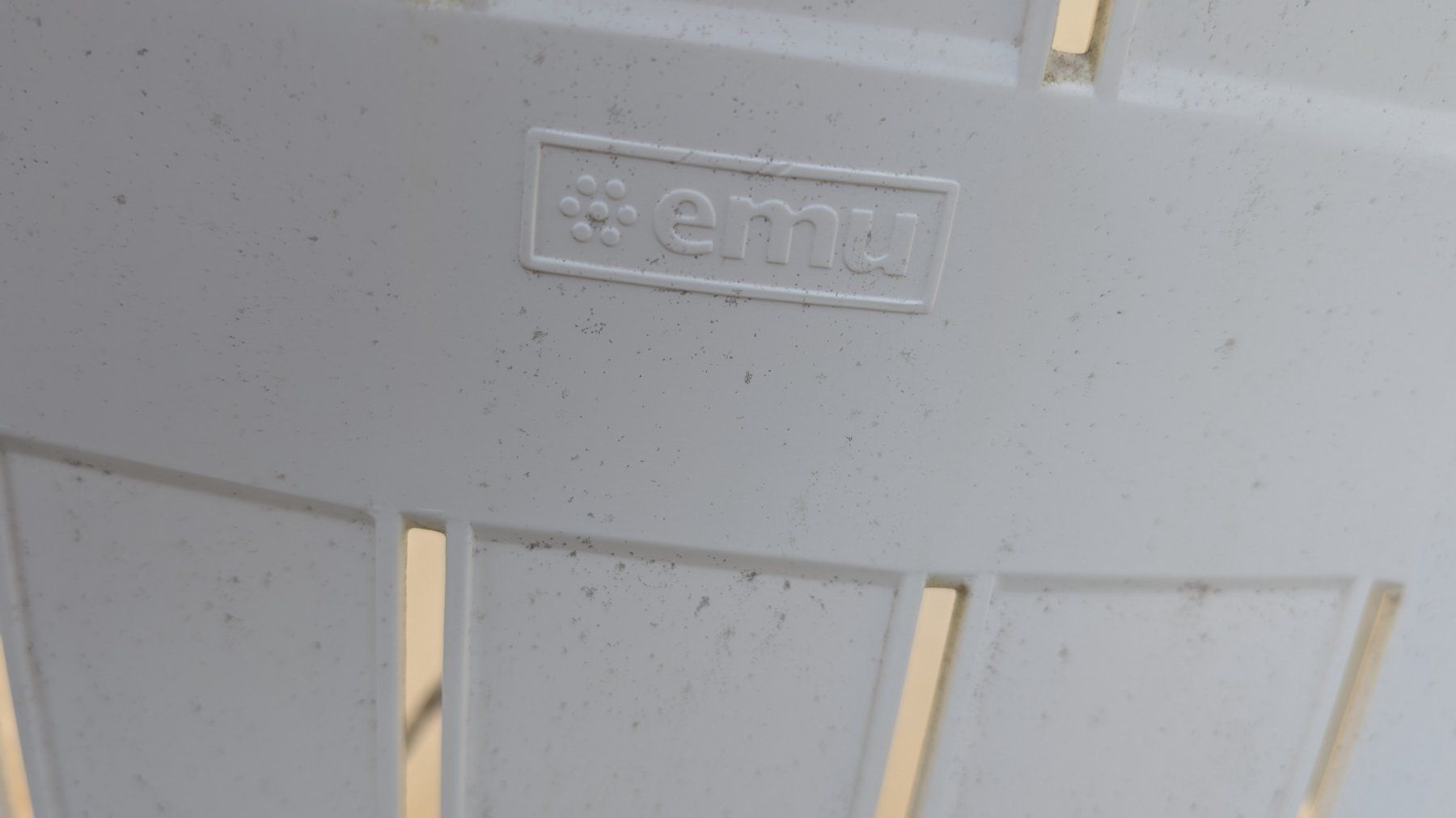 Emu Stühle: 2 Stk. EMU Gartenstühle, weiss, stapelbar – Gebraucht aus Zürich von axolottchen 2