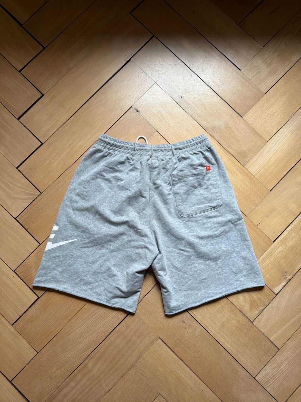 Nike Pantaloni: NIKE - Sport Shorts hellgrau M – Usato da Zürich venduto da Diazaio 2