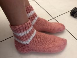 Gestrickte Socken rosa aus Wolle neuе
