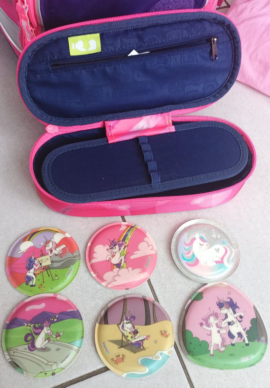 Ergobag Borse & Zaini: Ergobag Schulthek Pink Einhorn mit viel Zubehör – Usato da Madetswil venduto da B-Ti 3