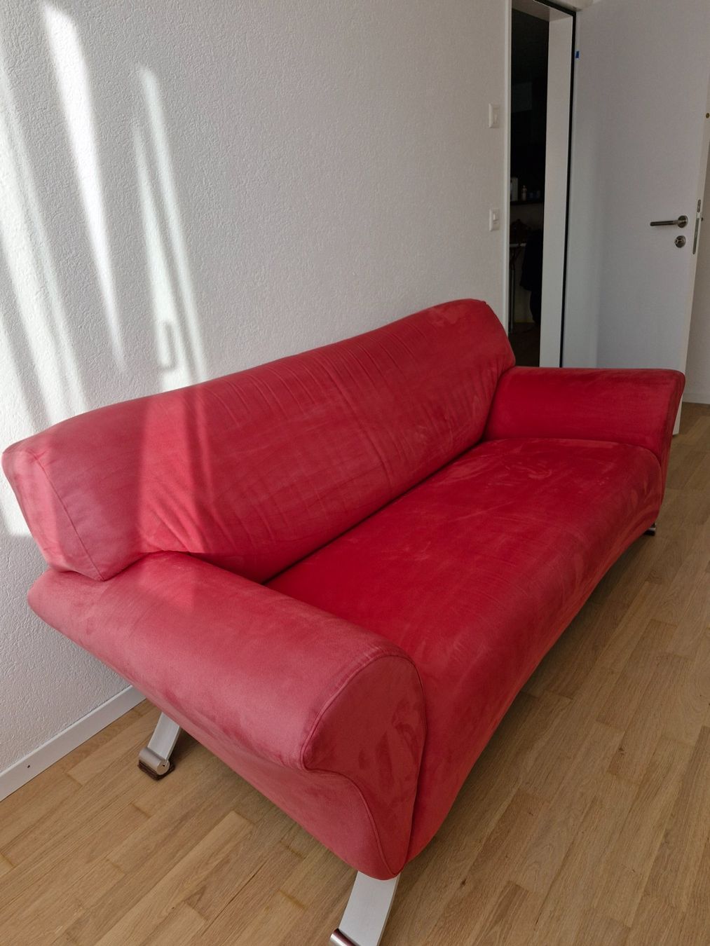 Manufactum Divani: Rotes gemütliches Sofa, gut erhalten. – Usato da Obernau venduto da flipflop09 2