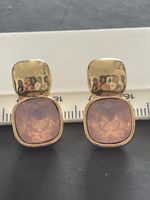 Jolies boucles d’oreilles plaquées et pierre rose givrée neu