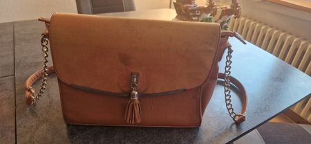 Elegante Handtasche in Cognacbraun👜 mit Kettendetails⛓️