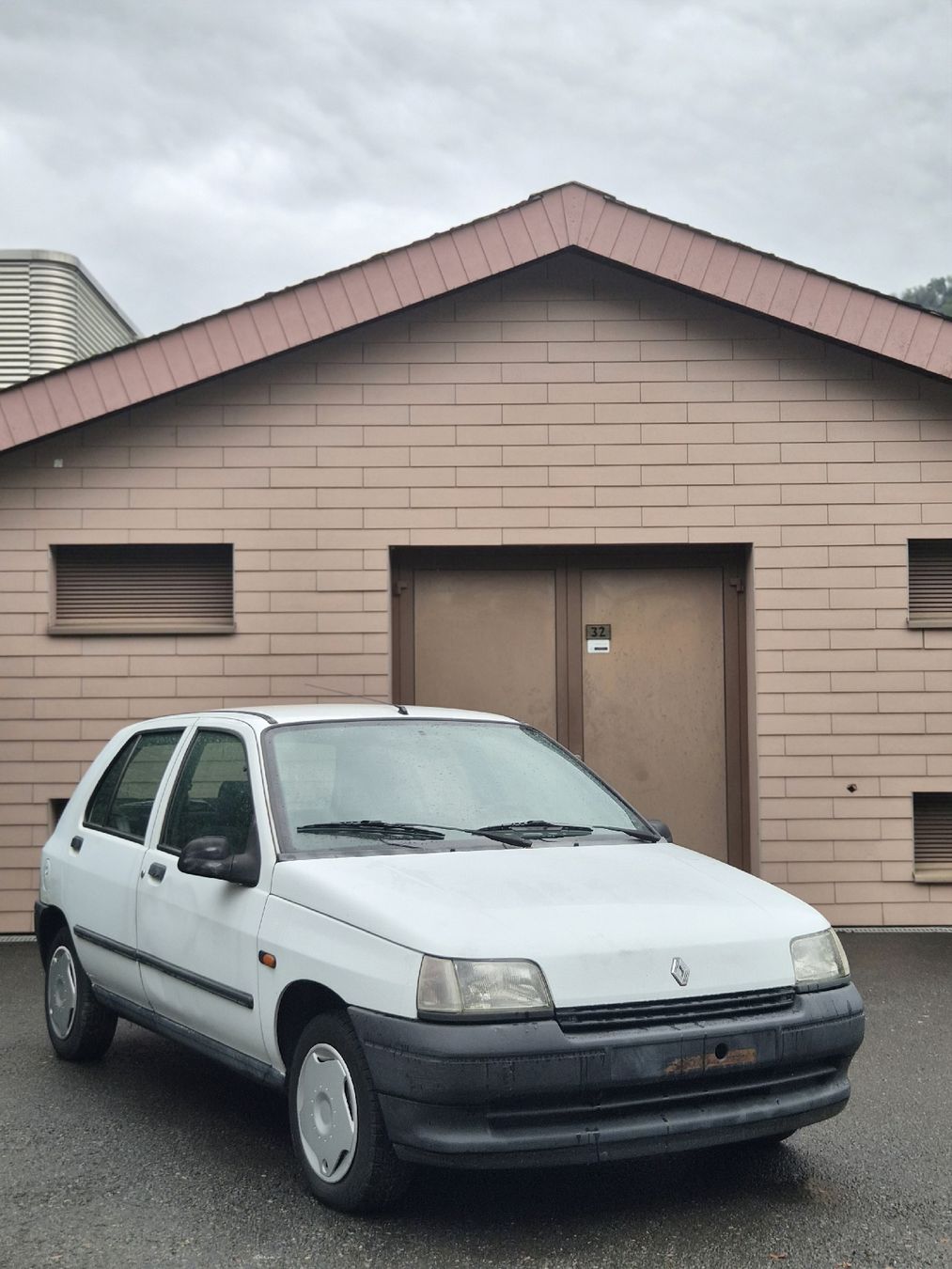 Renault Automobili: Renault Clio 1.4  – Difettoso da Näfels venduto da Aa0123 3