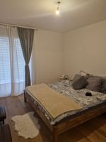 Lit avec cadre en bois avec 2 matelas et surmatelas