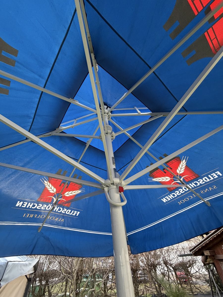 Feldschlösschen Ombrelloni: Grosser Sonnenschirm Feldschlösschen – Usato da Studen BE venduto da FLURIBOY1 3