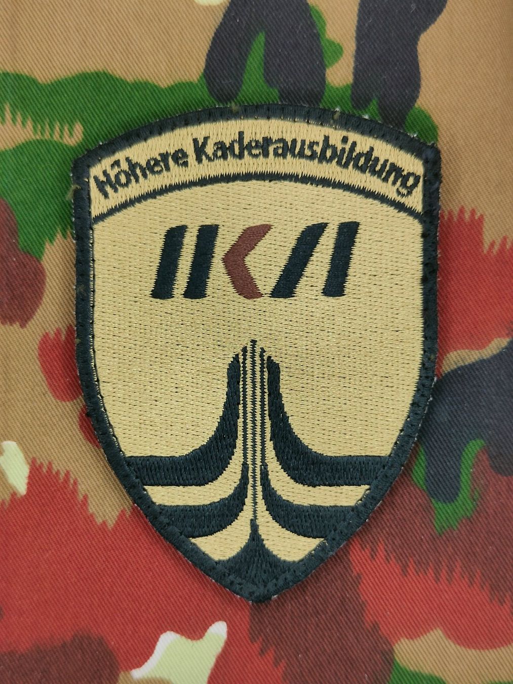 Schweizer Armee Plaketten & Abzeichen: Verbandsabzeichen Höhere Kaderausbildung HKA – Gebraucht aus Bauma von SwissMilitaria