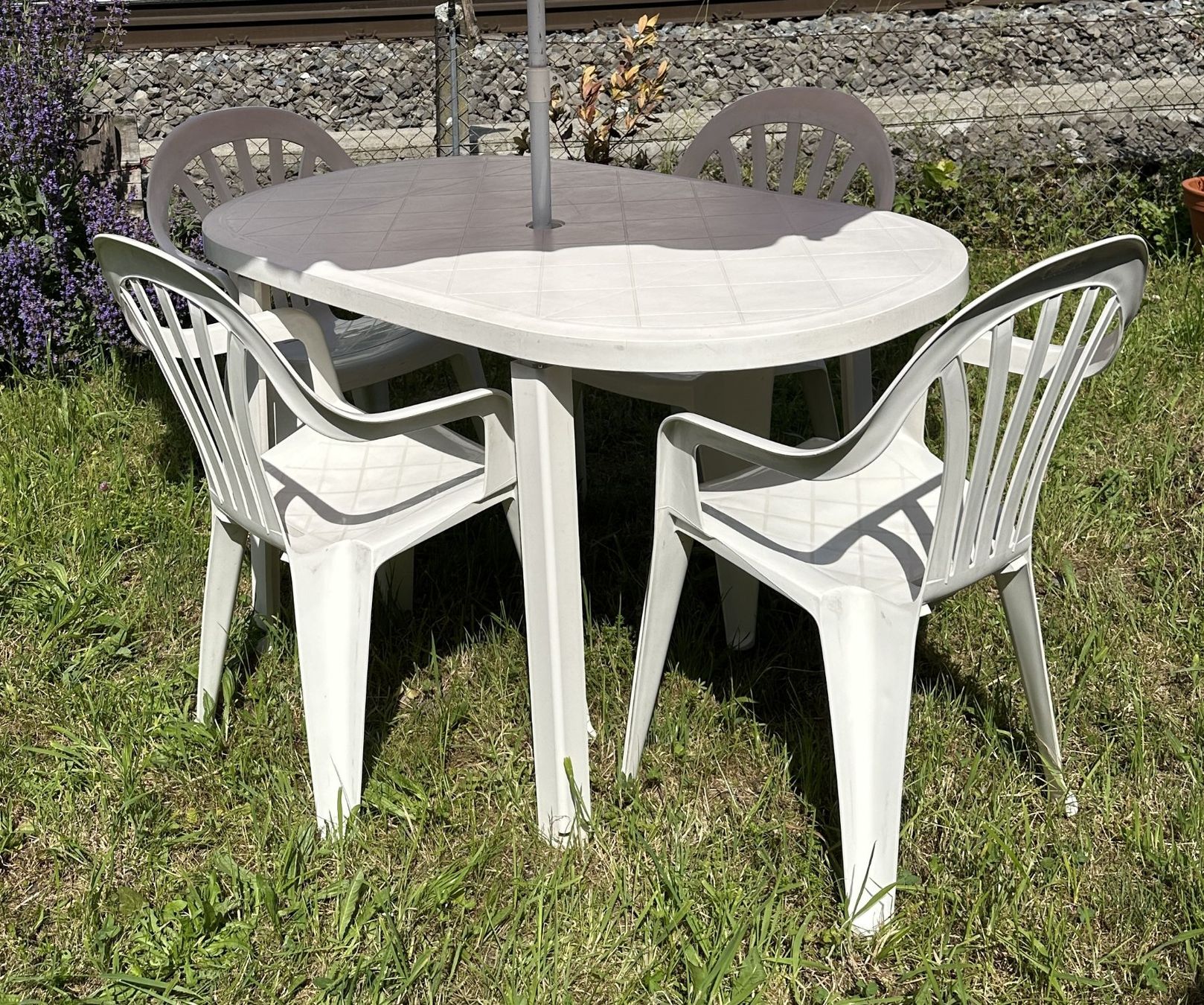 Set di tavolo e panche: Tisch mit vier Stühlen weiss PVC – Usato da Hergiswil NW venduto da hpb_9bvx 1