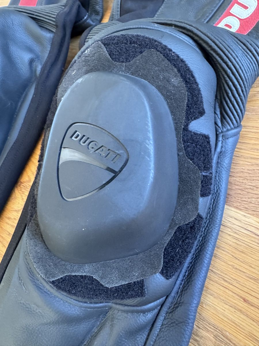 Ducati Pantaloni: Motorrad Ducati Lederhose Grösse 48  – Usato da Niederbüren venduto da Oetschli 1