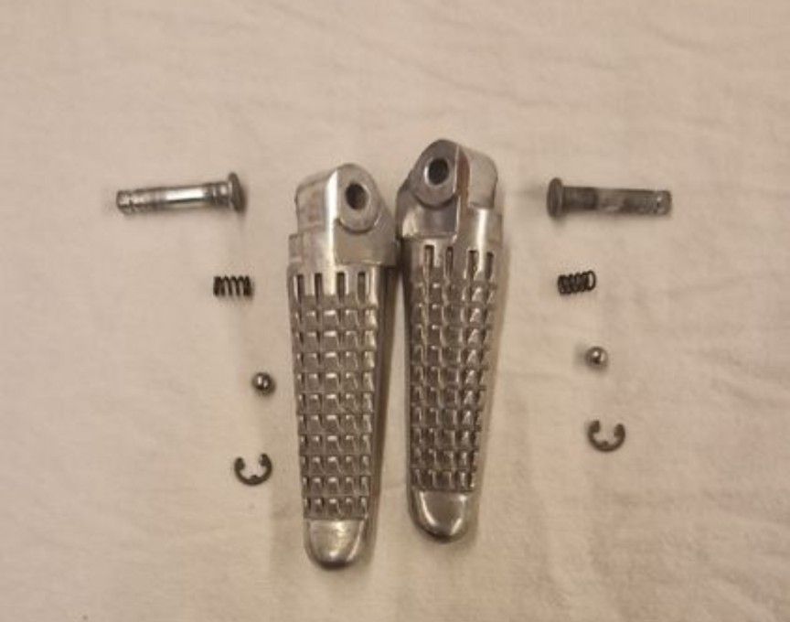 Suzuki Tutti i ricambio per moto: Repose pieds passager Suzuki – Nuovo (secondo la descrizione) da Villeneuve VD venduto da mat_2mbs