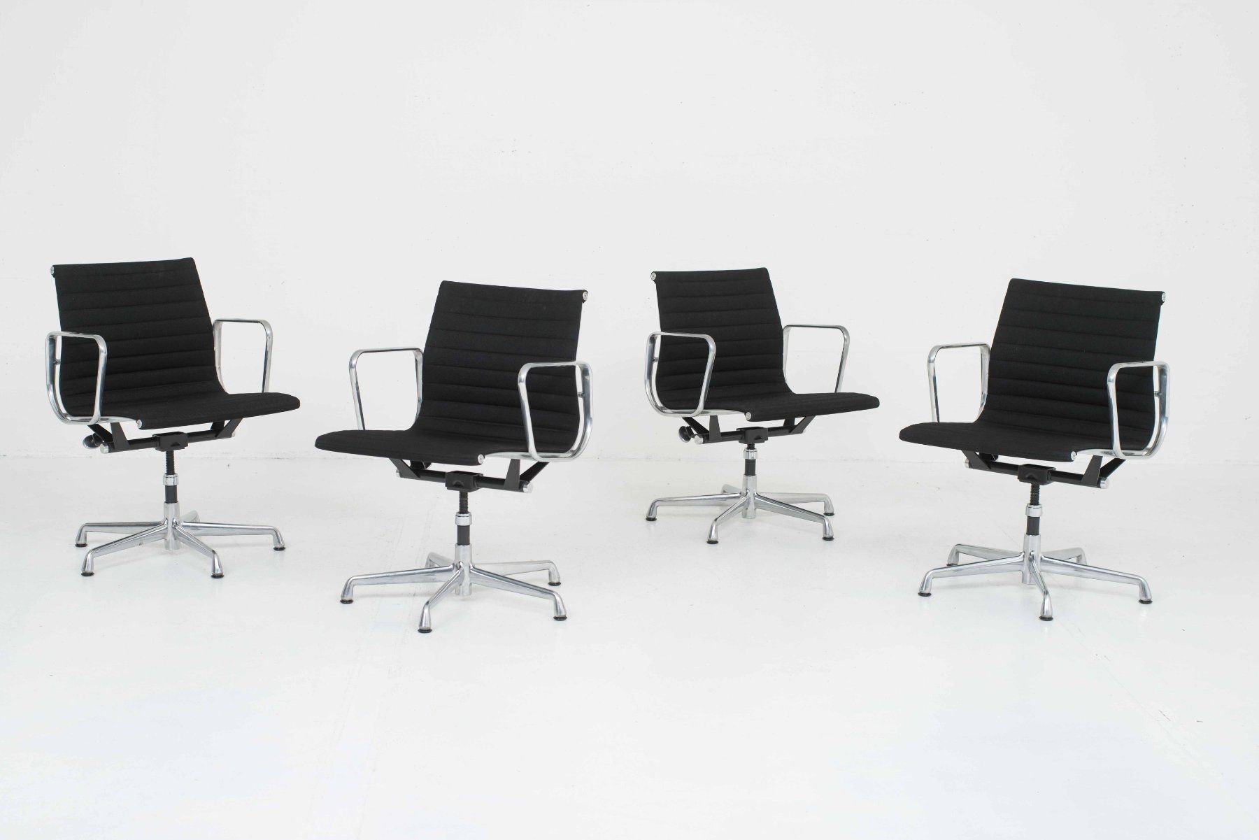 Herman Miller Chaises: Herman Miller Eames EA 117 Bürostuhl, Schwarz, Aluminium pol – D'occasion à Zürich par STUZH38