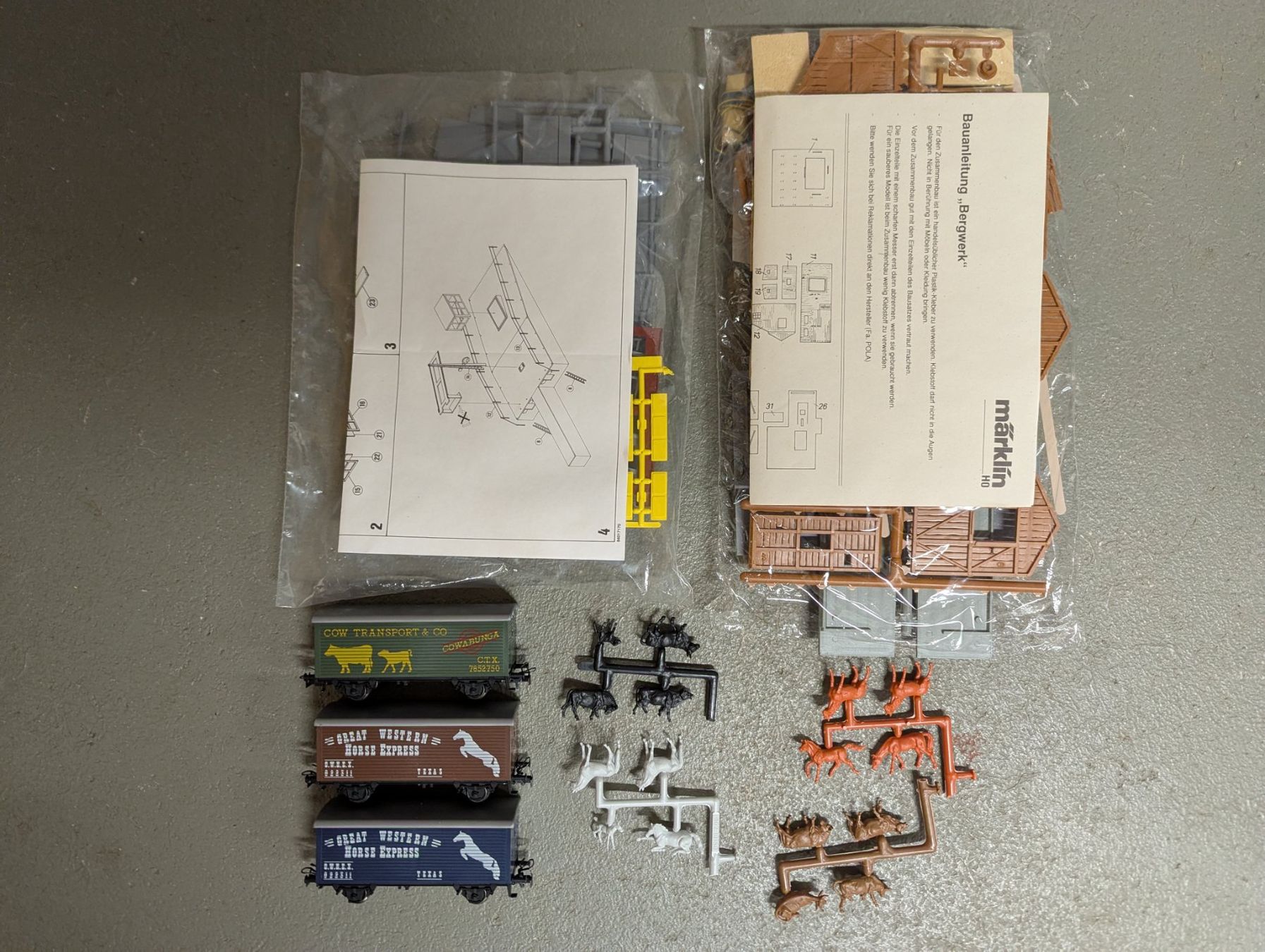 Märklin Modellini di ferrovie: Wagons à bestiaux et hangars à construire. – Usato da montcherand venduto da Niollu