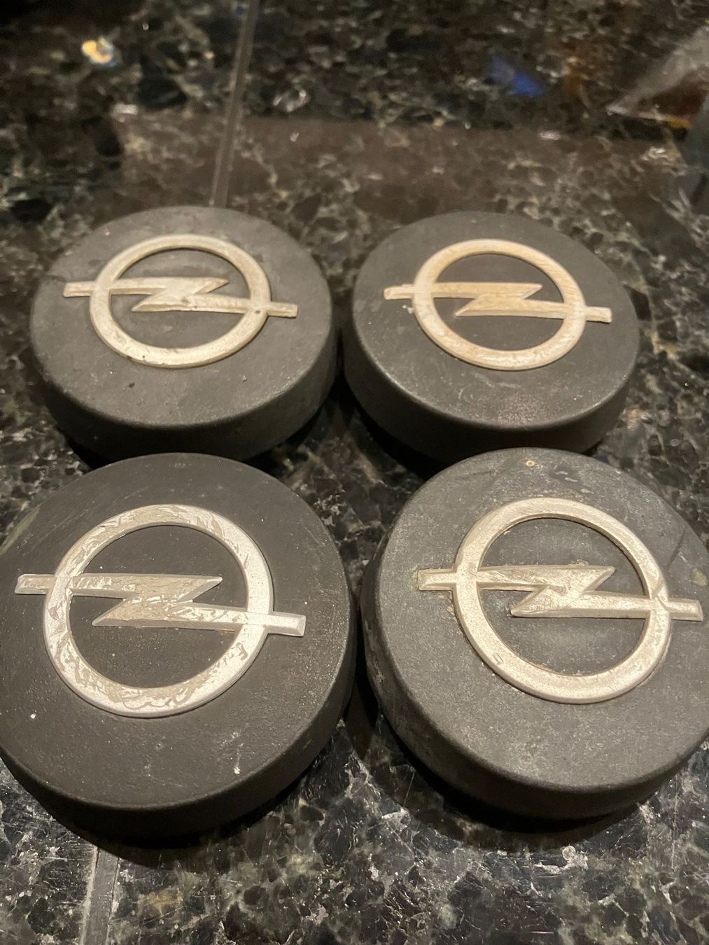 Opel Tutti pezzi di ricambio auto: Opel Radkappen 4 Stk.  Youngtimer, Original Schwarz 6,5cm – Usato da Dintikon venduto da roed