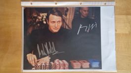 M. Mikkelsen / C. Schick, Original Autogramme auf Foto