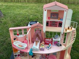 Traumhaftes Barbie Haus mit viel Zubehör.