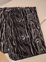 Kuschelige Wohndecke in Schwarz und Weiss, Kuscheldecke