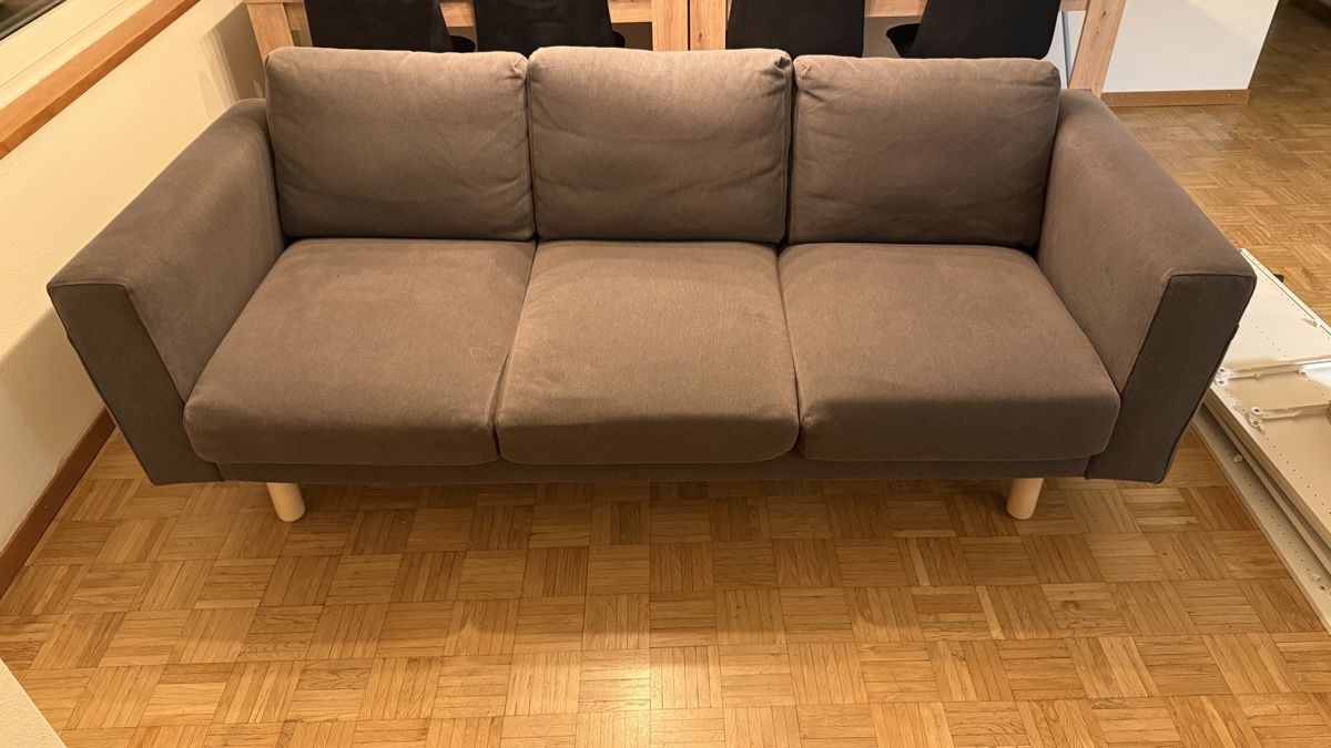 Divani: 3-Sitzer Sofa grau mit Holzfüssen – Usato da Niederuzwil venduto da ced_9ylp