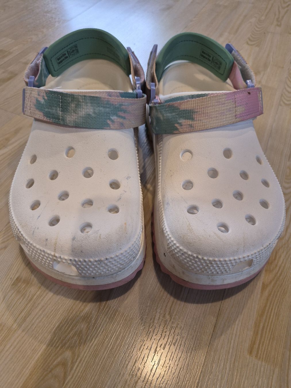 Crocs Chaussures hommes: Sabots Crocs blancs taille W5 multicolore usagé – D'occasion à Delémont par fab_cpg5 1