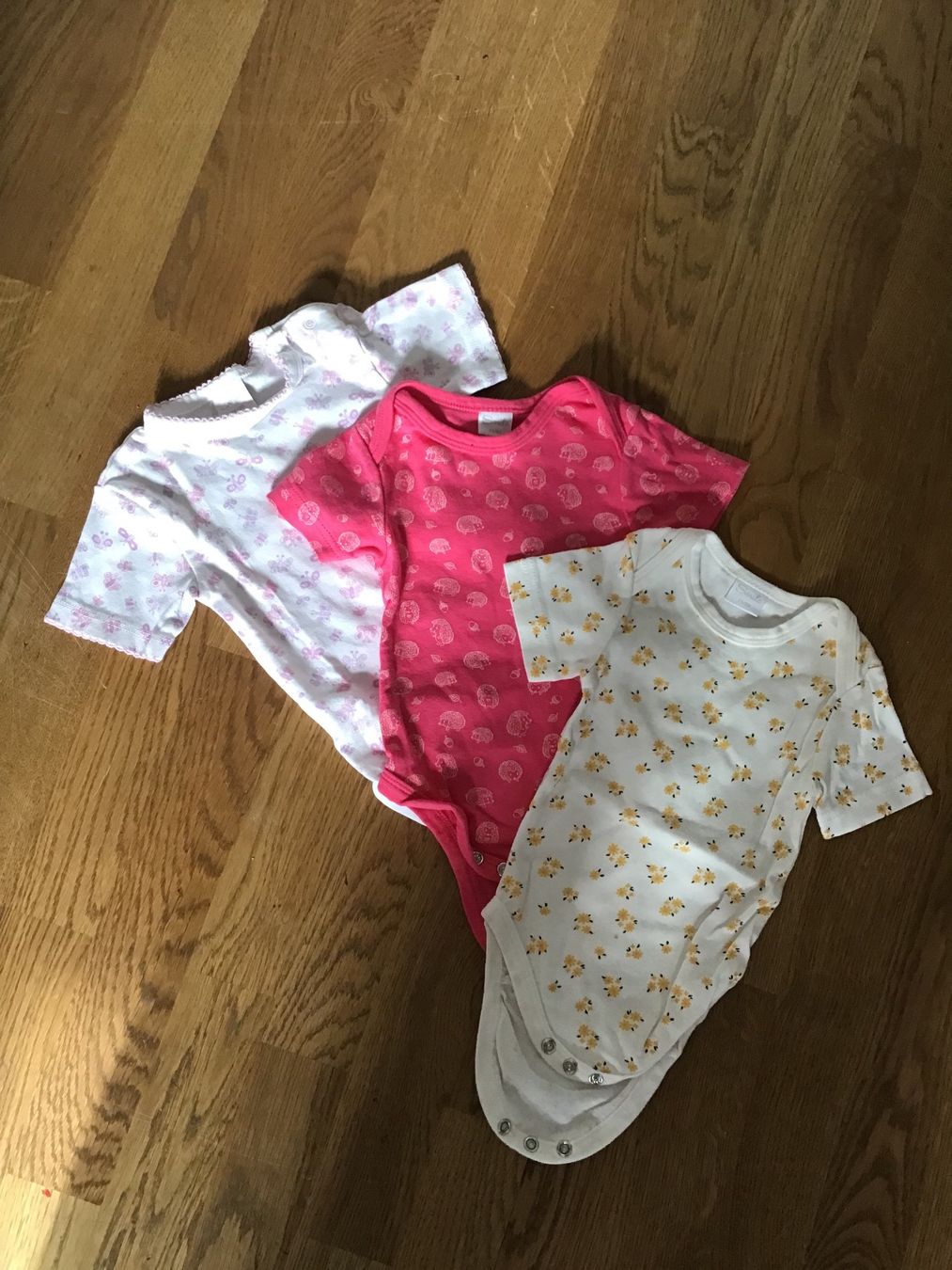 Unterwäsche: Bodys 3x Gr. 74/80... – Gebraucht aus Uetendorf von Koh0