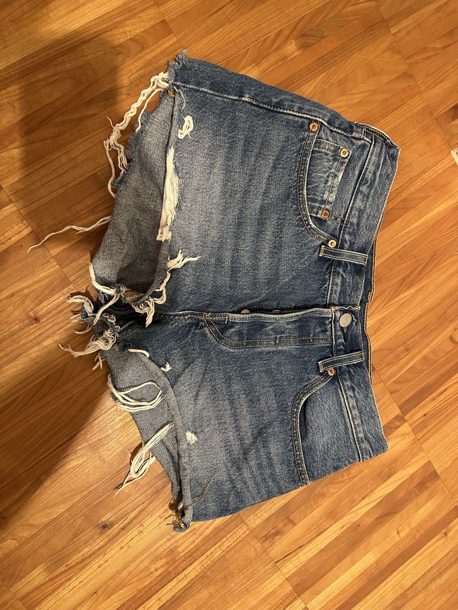 Levi's Jeans: Levi‘s - Hot Pants - W /L – Usato da Lachen SZ venduto da CharlotteAr
